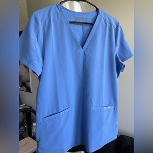 Figs scrub top! Style: Casma three-pocket scrub top